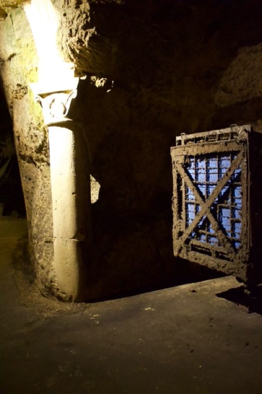 Underground chamber with column and crate
