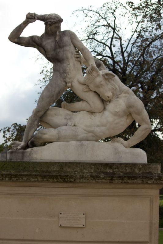 Hercules wrestling Nemean lion statue