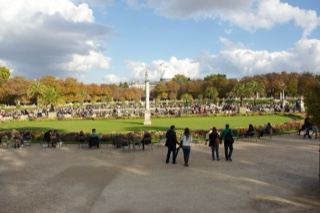 Paris Garden Park Visitors Autumn Day